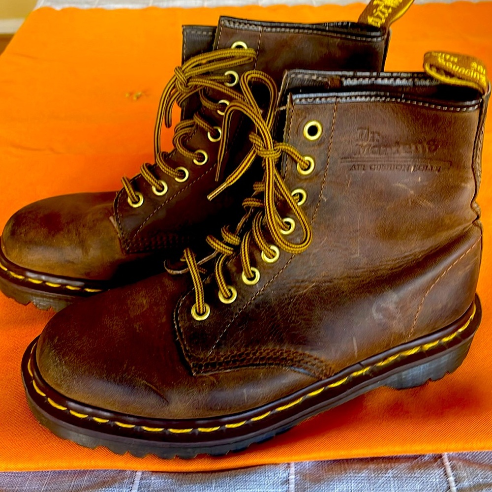 Dr Martens Air Wair,cushioned footbed Lace-Up Boots Brown leather like new.